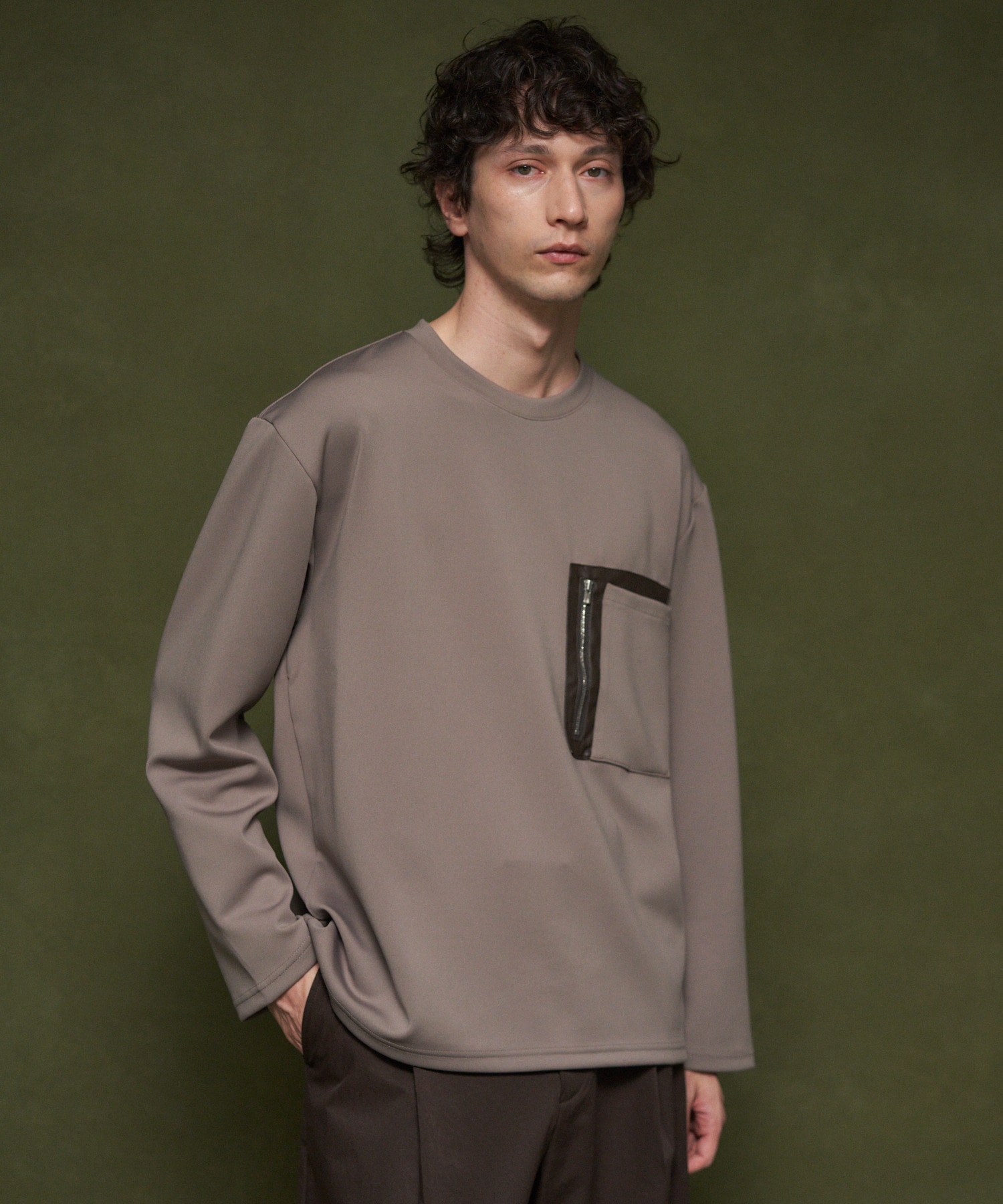 レザーパッチポケットロングスリーブTシャツ《ONLINE EXCLUSIVE》