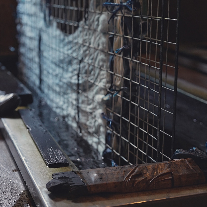 手作業で生まれるタイダイ模様